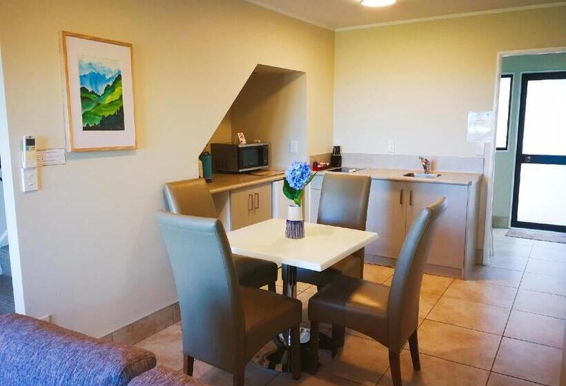 Le Chalet Suisse Motel Taupo