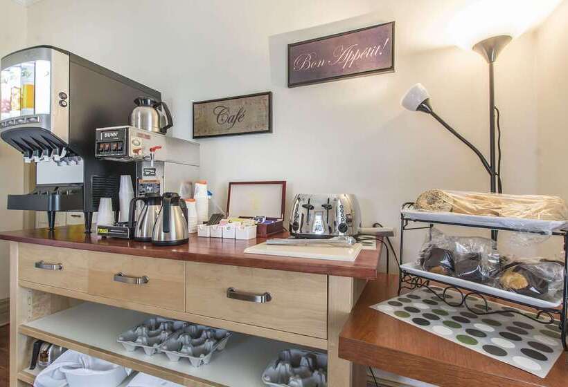 فندق على الطريق Rodeway Inn King William