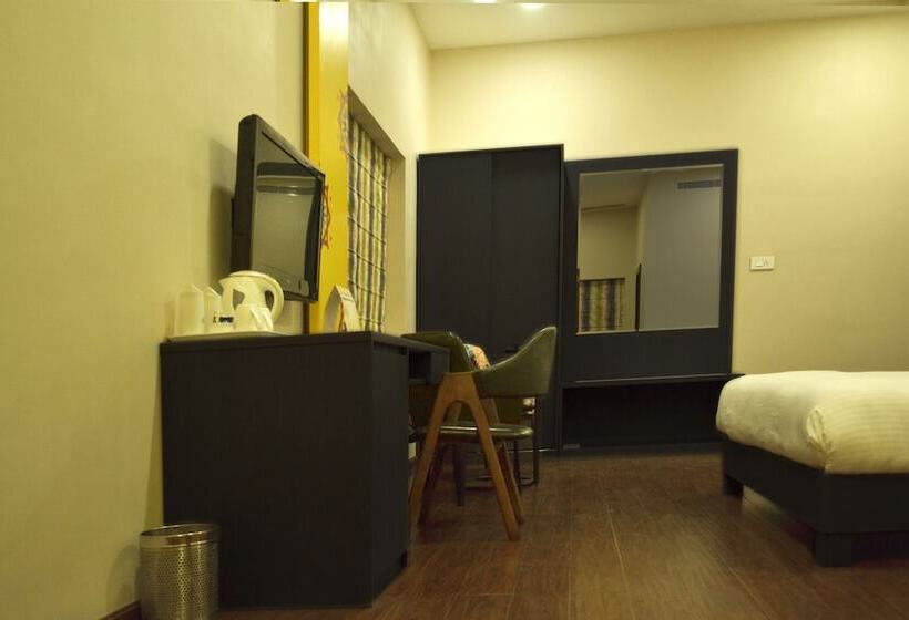 فندق Asansol International