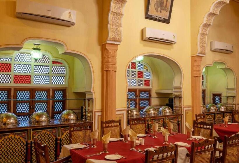 Отель Narain Niwas Palace