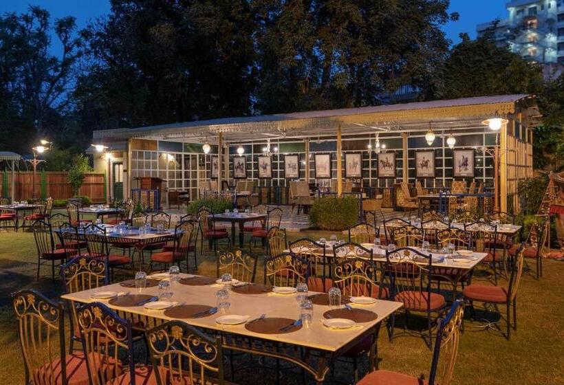 Отель Narain Niwas Palace