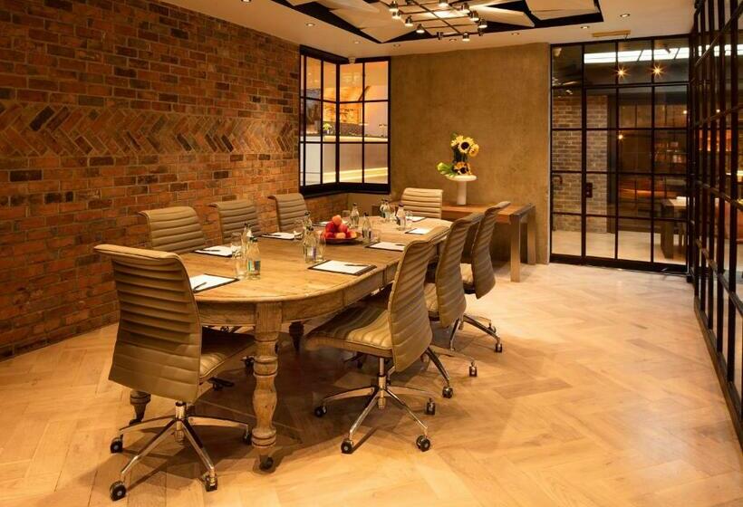 هتل The Address Connolly