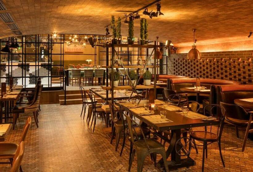 هتل The Address Connolly