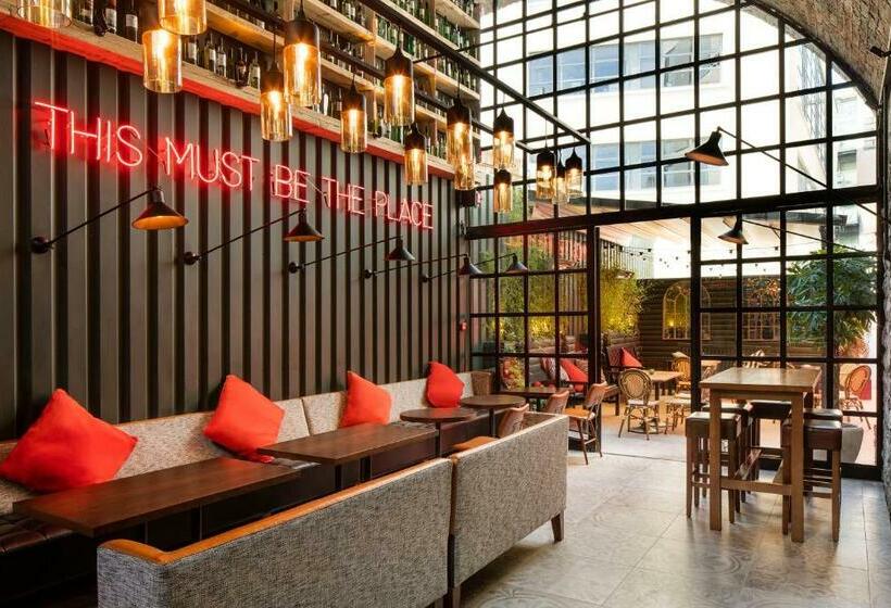 هتل The Address Connolly