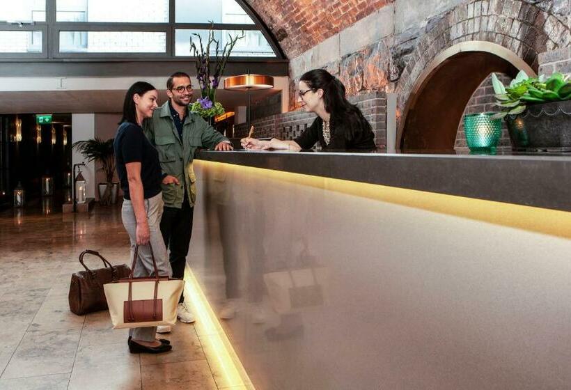 هتل The Address Connolly