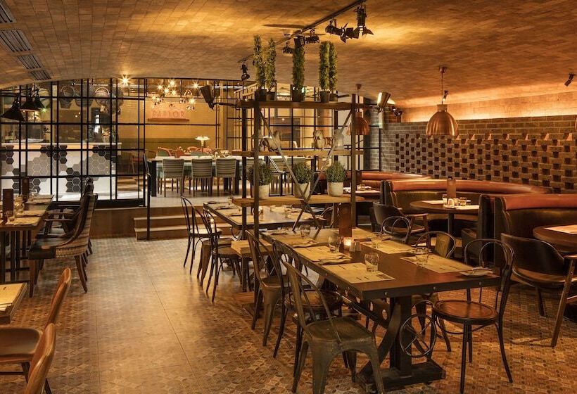 هتل The Address Connolly