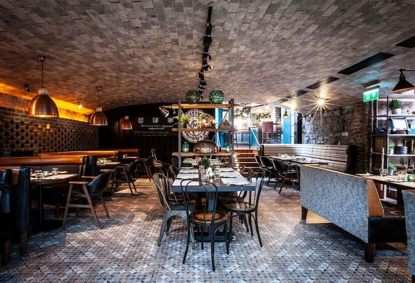 هتل The Address Connolly