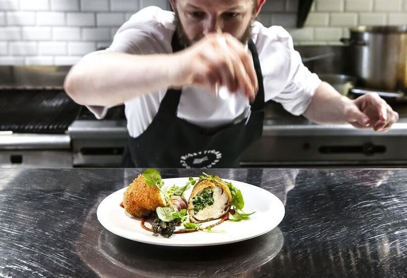 هتل The Address Connolly