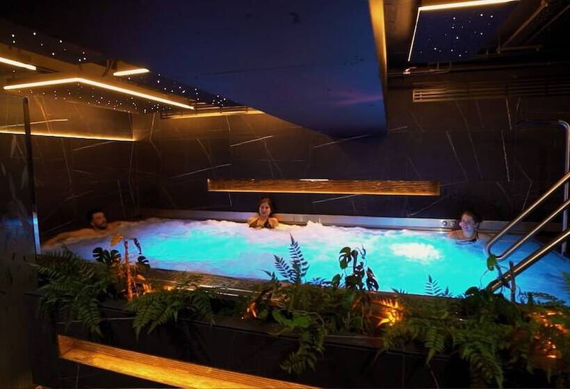 هتل The Address Connolly