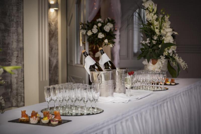 בית מלון כפרי Treacys Oakwood