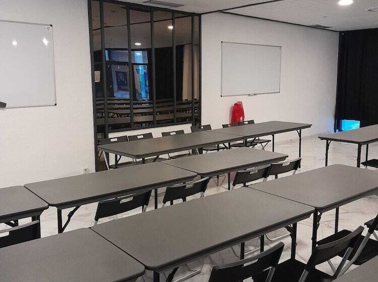 Crystal Hotel Saint Denis Basilique