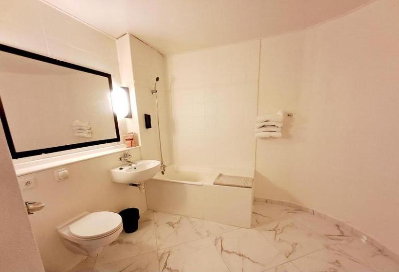 Crystal Hotel Saint Denis Basilique