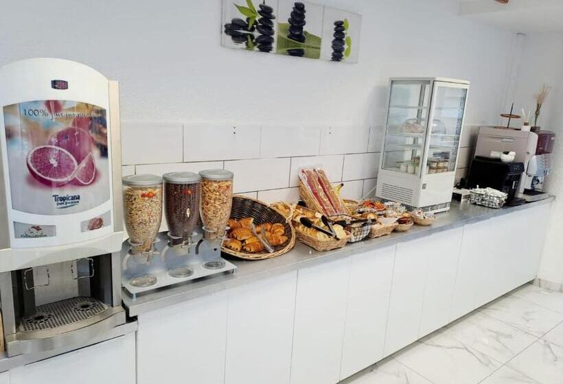 Crystal Hotel Saint Denis Basilique