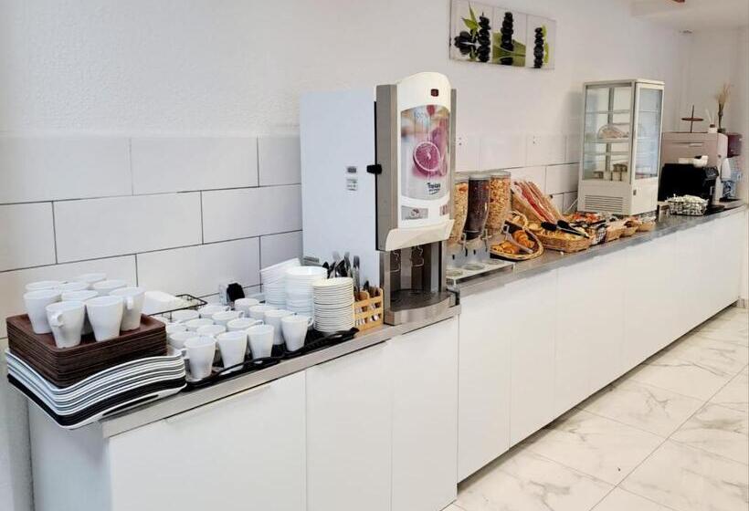 Crystal Hotel Saint Denis Basilique