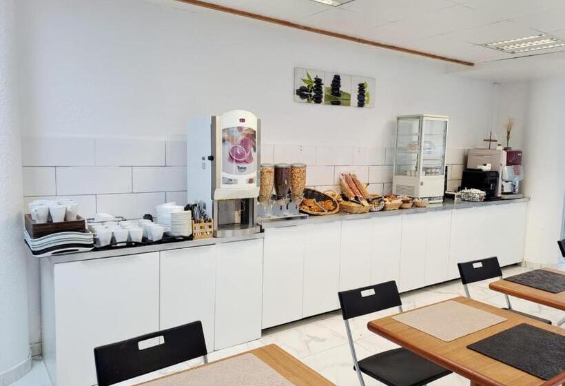 Crystal Hotel Saint Denis Basilique