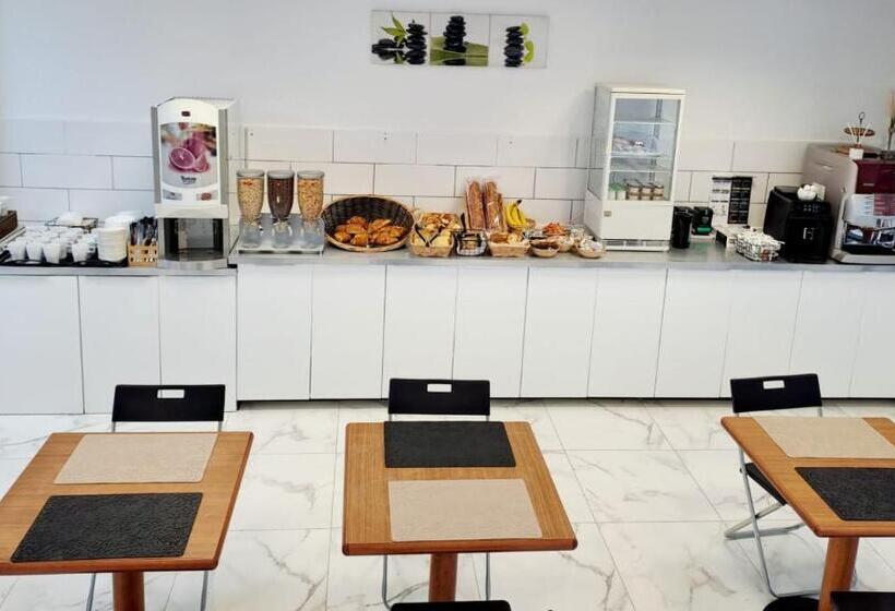 Crystal Hotel Saint Denis Basilique