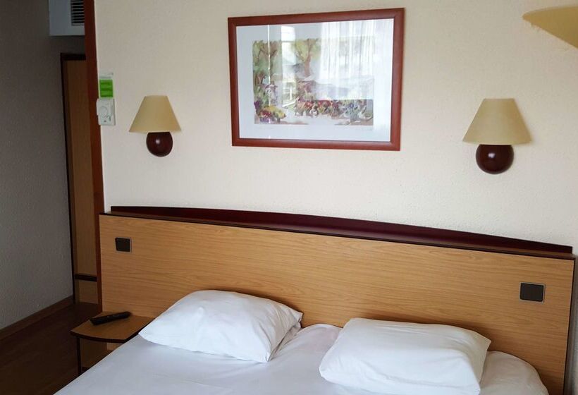 ホテル Hôtel Restaurant Campanile Aurillac