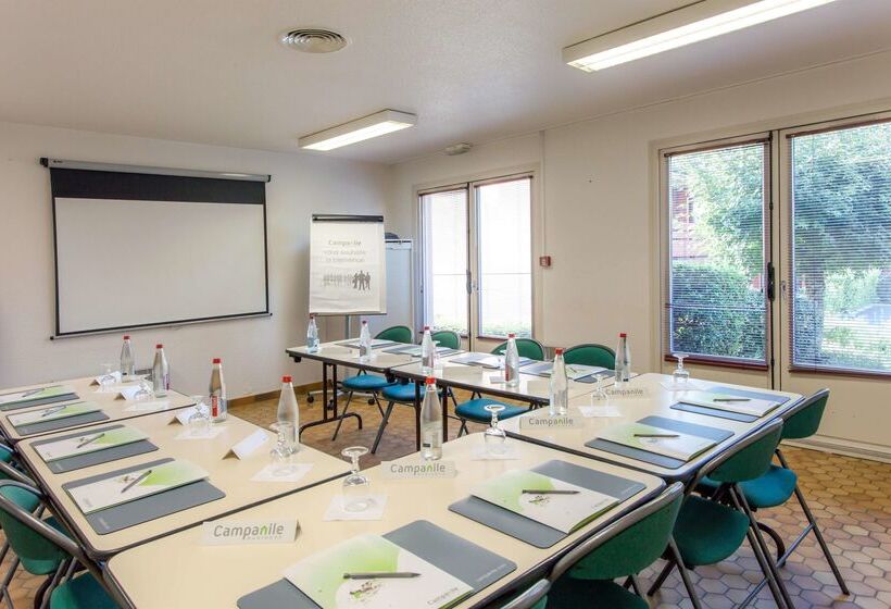 ホテル Hôtel Restaurant Campanile Aurillac