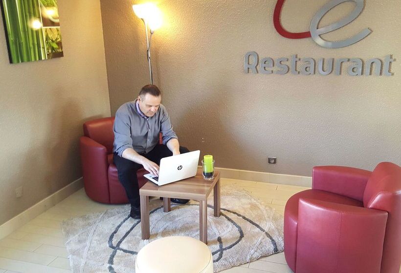 ホテル Hôtel Restaurant Campanile Aurillac