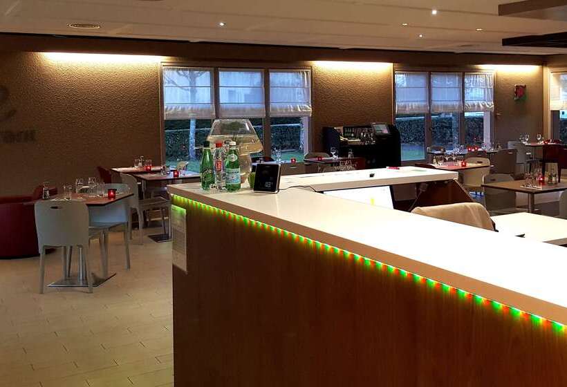 ホテル Hôtel Restaurant Campanile Aurillac