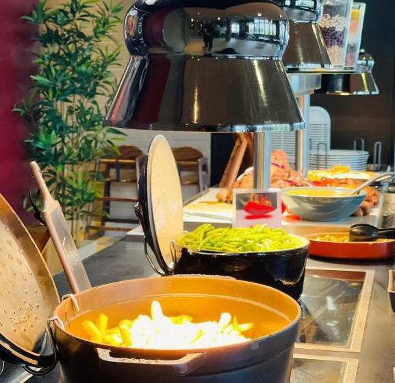 Отель Campanile Blanc Mesnil