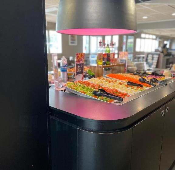 Отель Campanile Blanc Mesnil