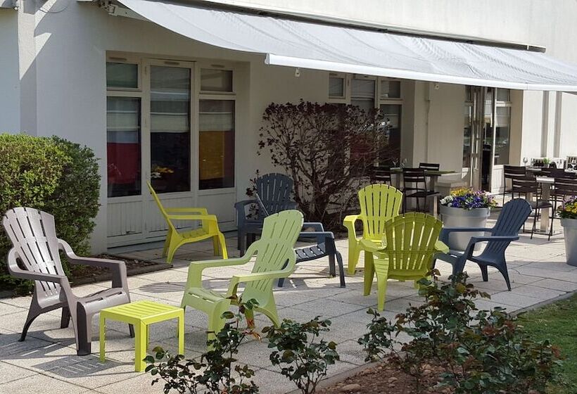 Отель Campanile Lyon Est  Aeroport Saint Exupery