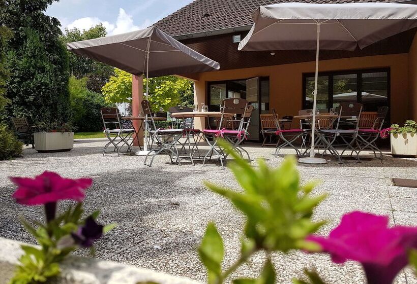 בית מלון כפרי Campanile Maubeuge