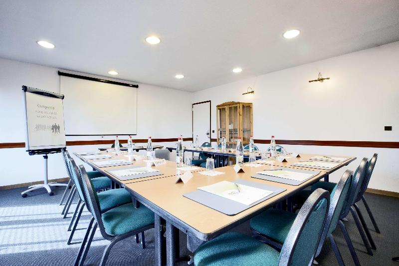 בית מלון כפרי Campanile Maubeuge