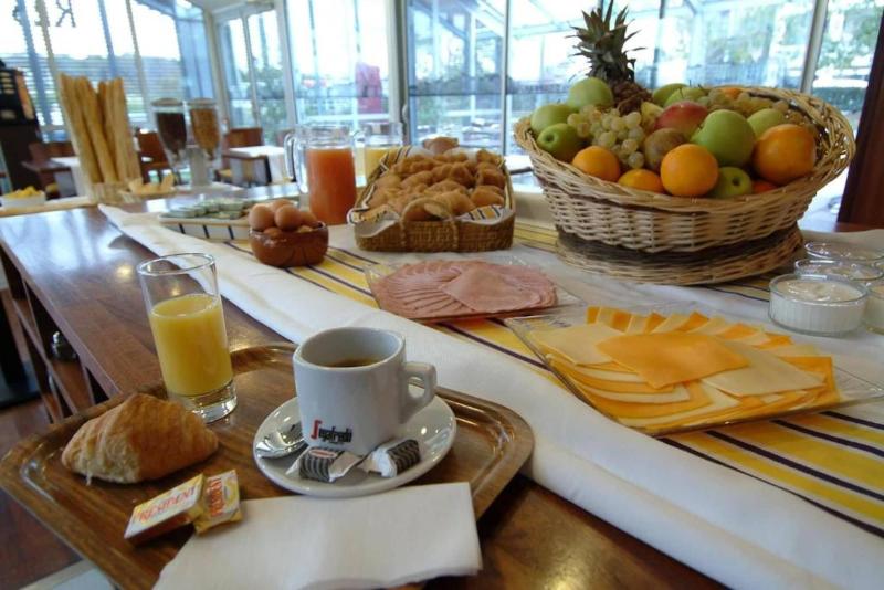 Отель Hôtel Les Genêts Bayonne