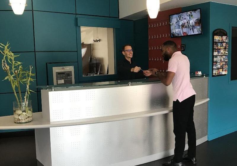 Отель Hôtel Les Genêts Bayonne