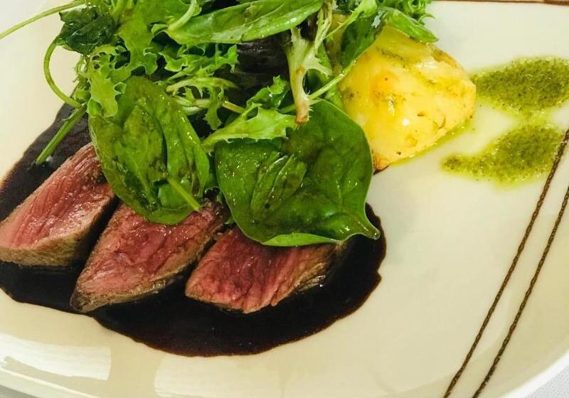 Отель Hôtel Les Genêts Bayonne