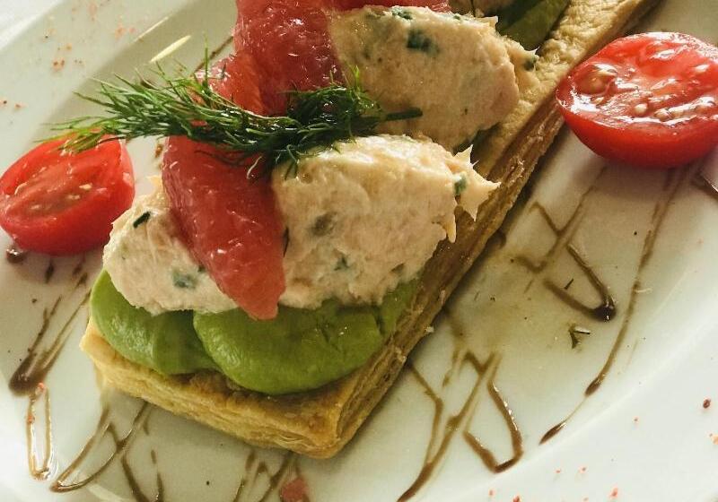 Отель Hôtel Les Genêts Bayonne