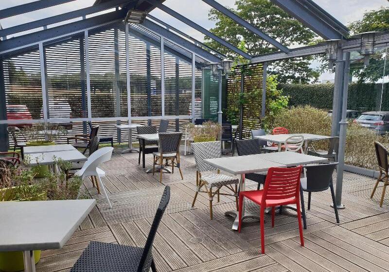 Отель Hôtel Les Genêts Bayonne