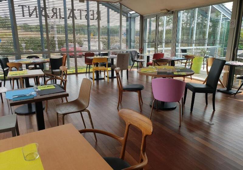 Отель Hôtel Les Genêts Bayonne