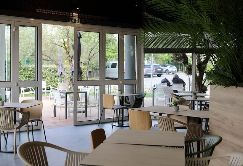 ホテル Ibis Aubenas