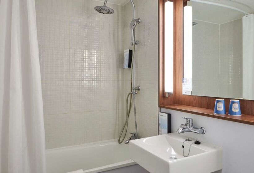 ホテル Kyriad Brie Comte Robert