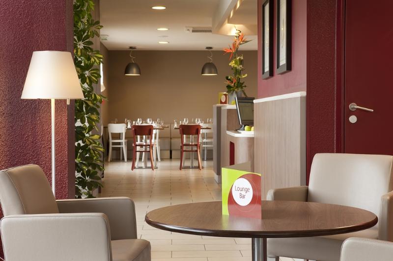 ホテル Kyriad Brie Comte Robert