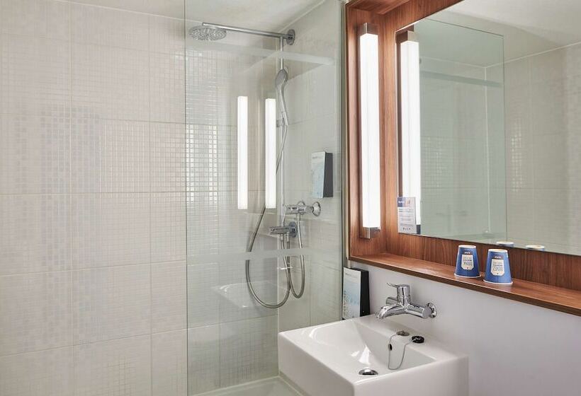 ホテル Kyriad Brie Comte Robert