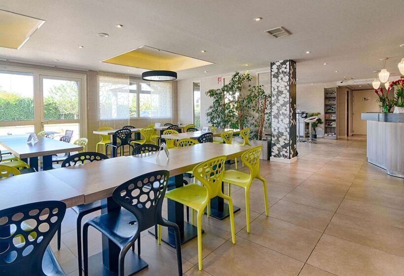 酒店 Kyriad Lyon Est  Saint Bonnet De Mure