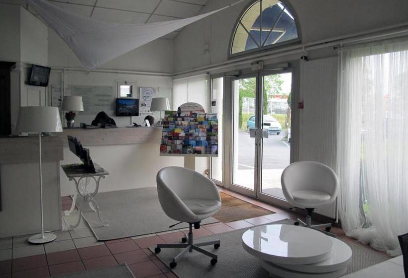 בית מלון כפרי Kyriad Saintes