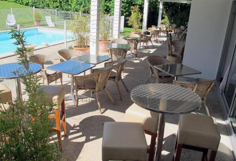 בית מלון כפרי Kyriad Saintes