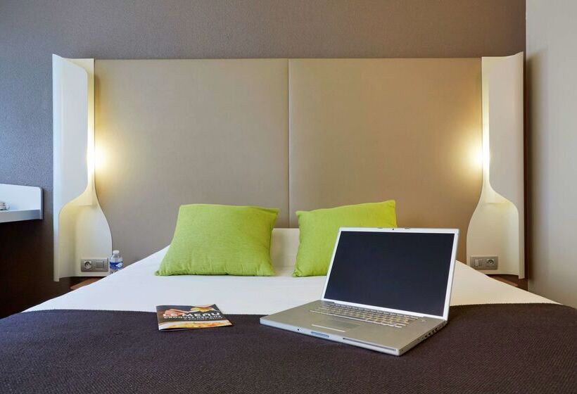 Отель Kyriad Sedan