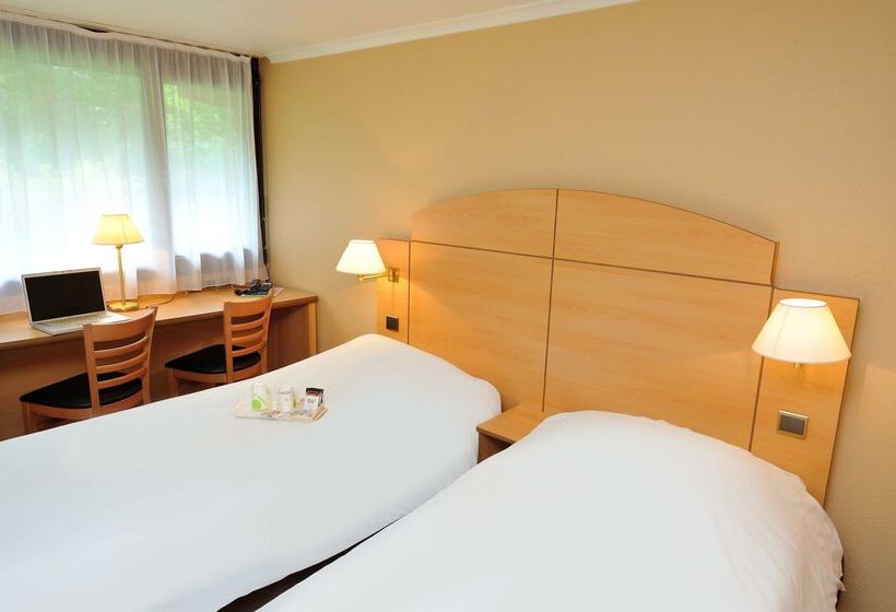 Отель Kyriad Sedan