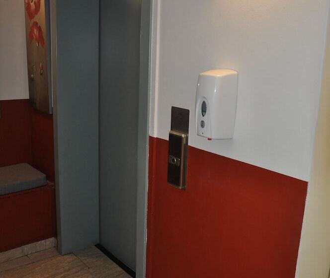 Отель Parliament