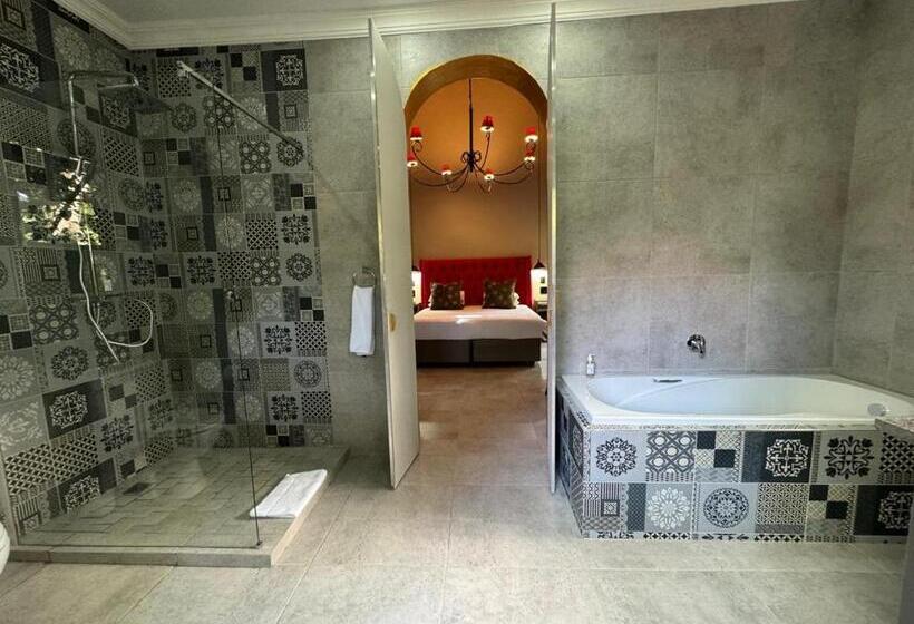 Shangri La Country Hotel & Spa