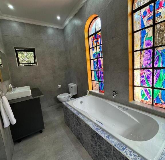 Shangri La Country Hotel & Spa