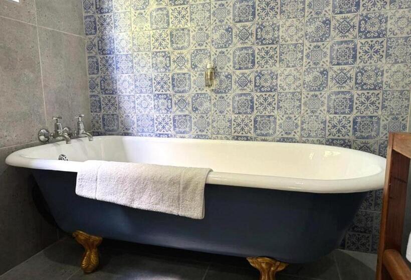 Shangri La Country Hotel & Spa