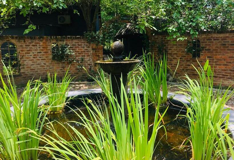 Shangri La Country Hotel & Spa