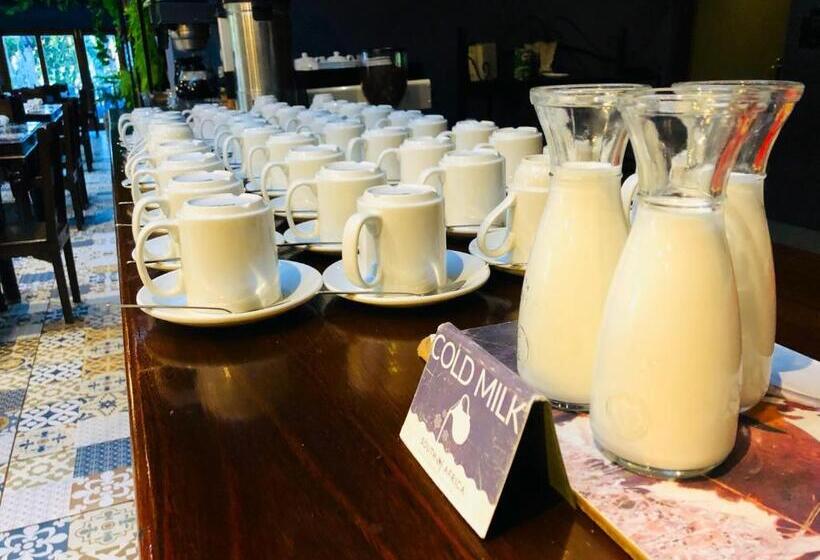 Shangri La Country Hotel & Spa